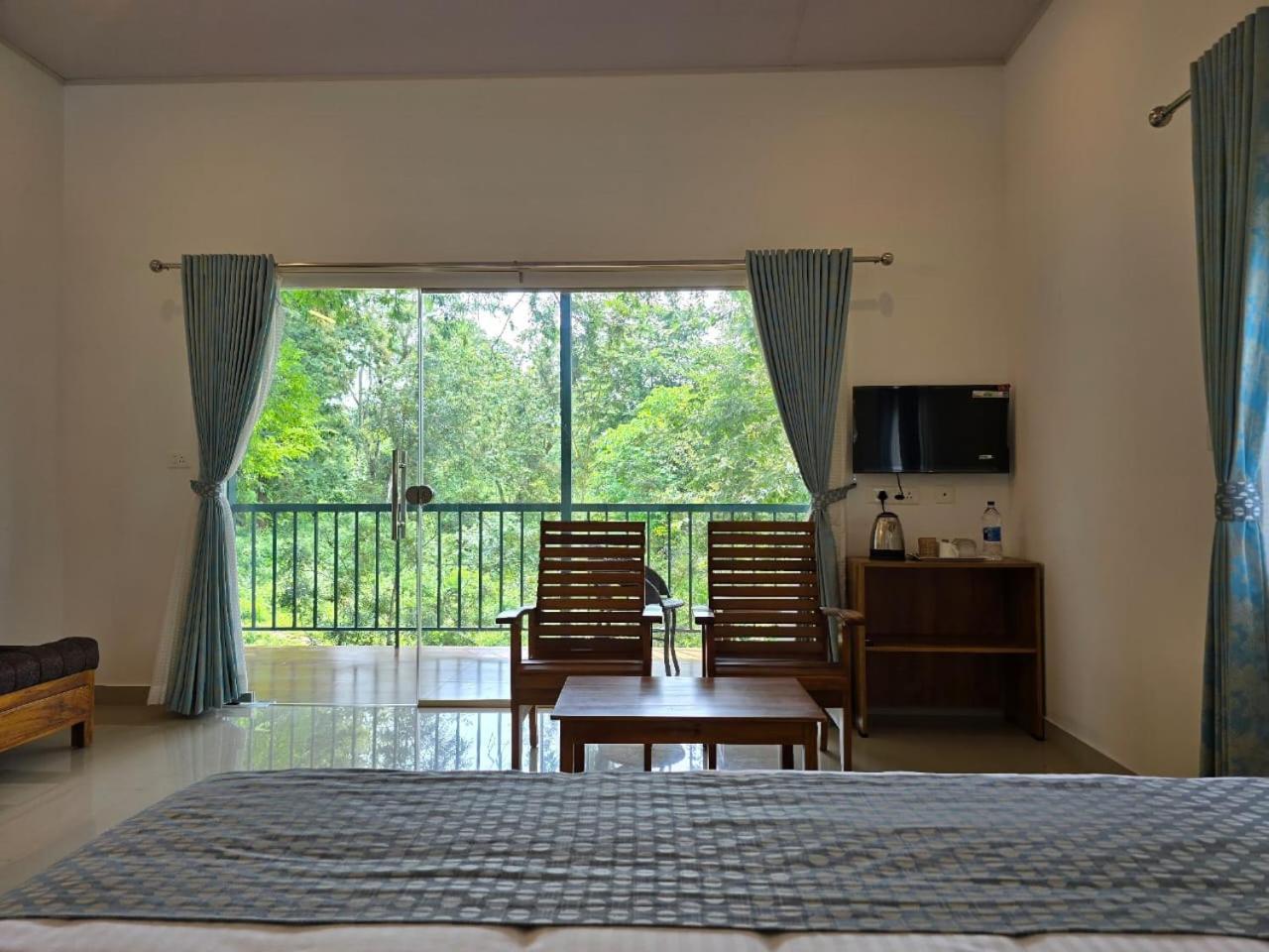 Green Aura Hotel สุลต่านบาเทรี ภายนอก รูปภาพ