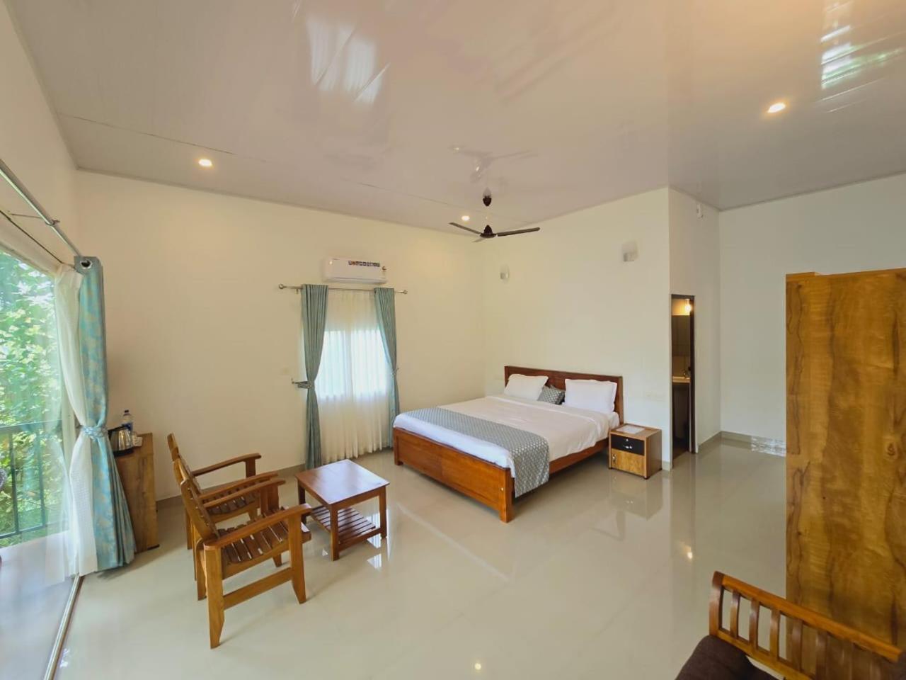 Green Aura Hotel สุลต่านบาเทรี ภายนอก รูปภาพ