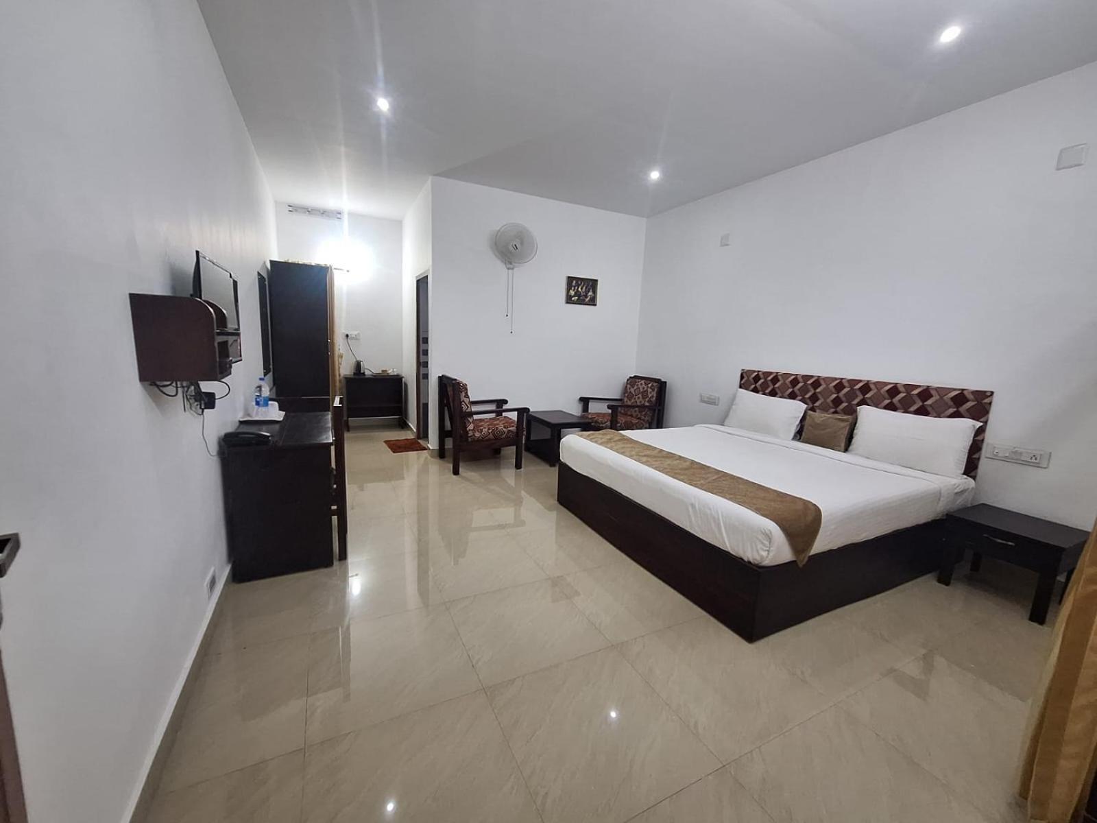 Green Aura Hotel สุลต่านบาเทรี ภายนอก รูปภาพ